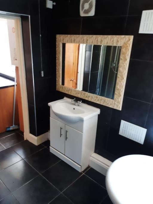 Medway Getaway - 3 Bed Home With Luxury Bathroom Chatham  Exterior photo